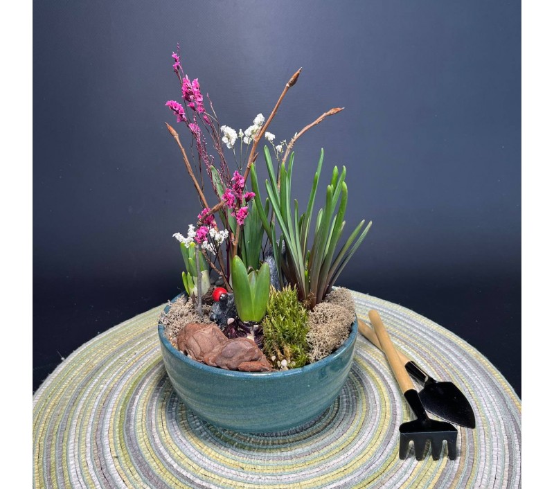 Композиция в керамическом кашпо с первоцветами арт. 149